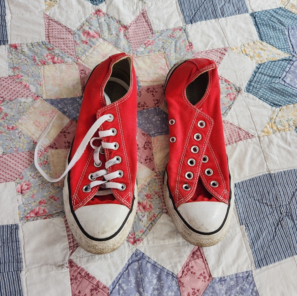 Size 9 red low top converse shoes